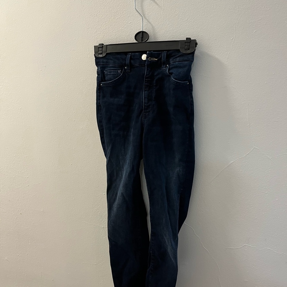Cute high waisted skinny jeans.